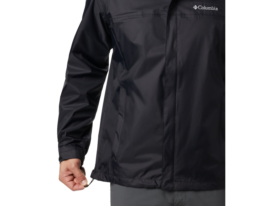 Hombre vistiendo una chaqueta impermeable negra con capucha de la marca Columbia.