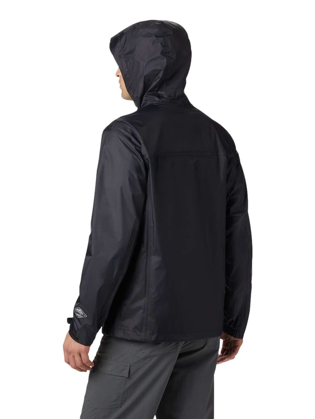 Hombre vistiendo una chaqueta impermeable negra con capucha de la marca Columbia.