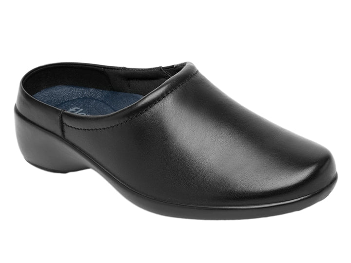 Zapato Flexi color negro de piel vacuno, estilo zueco cerrado y cómodo.