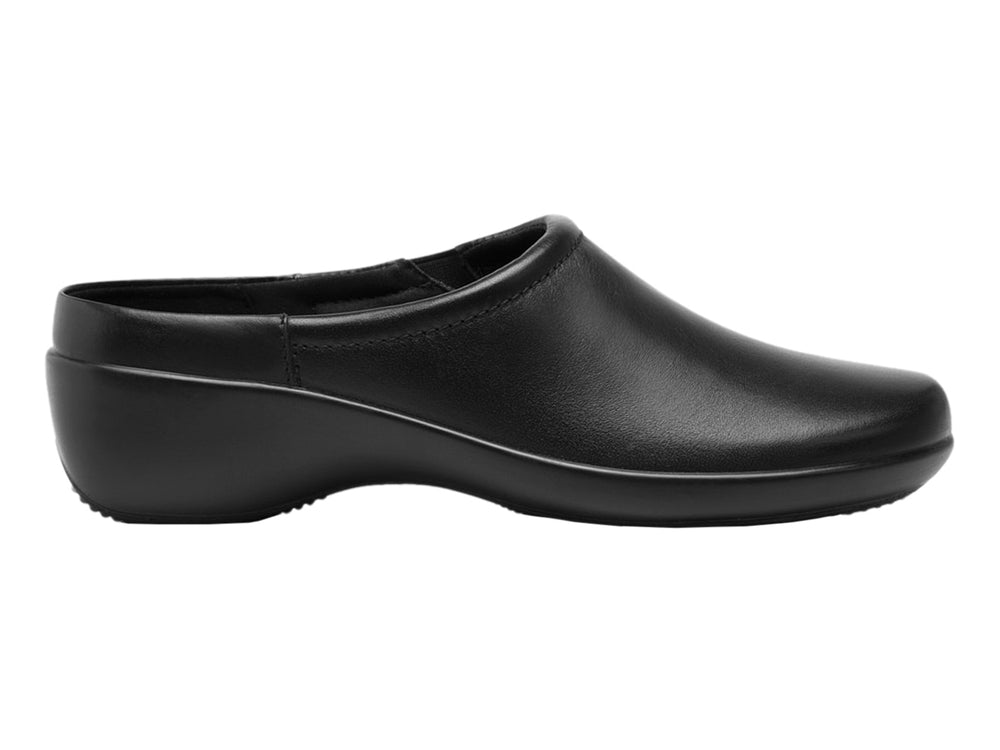 Zapato Flexi color negro de piel vacuno, estilo zueco cerrado y cómodo.