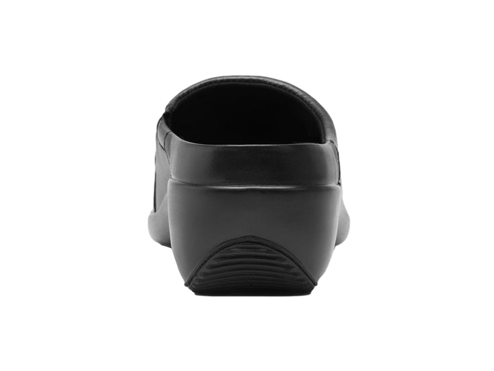 Zapato Flexi color negro de piel vacuno, estilo zueco cerrado y cómodo.