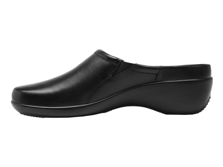 Zapato Flexi color negro de piel vacuno, estilo zueco cerrado y cómodo.