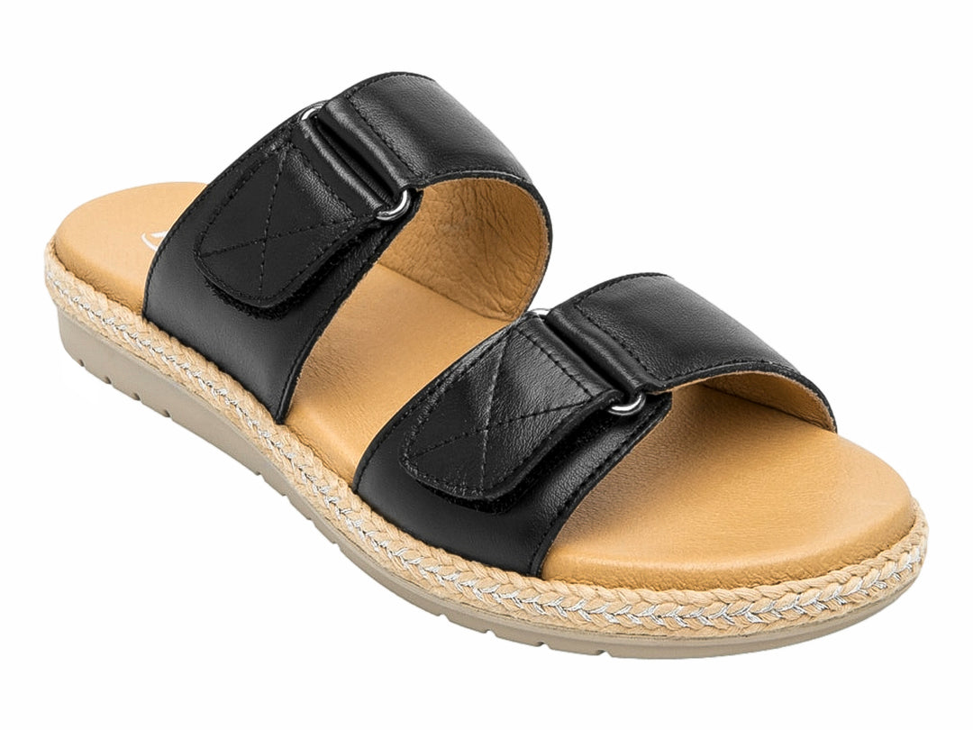 Sandalia Flexi de cuero negro con dos correas ajustables y suela con detalle de cuerda beige.