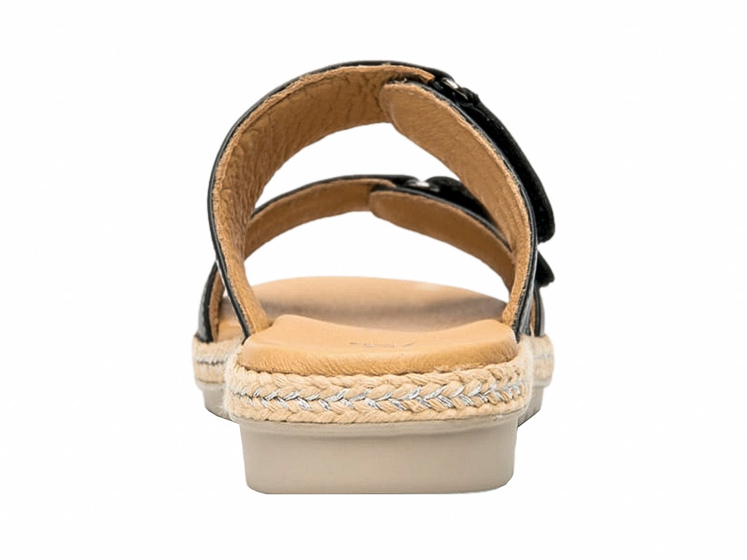 Sandalia Flexi de cuero negro con dos correas ajustables y suela con detalle de cuerda beige.