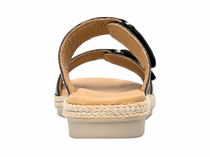 Sandalia Flexi de cuero negro con dos correas ajustables y suela con detalle de cuerda beige.