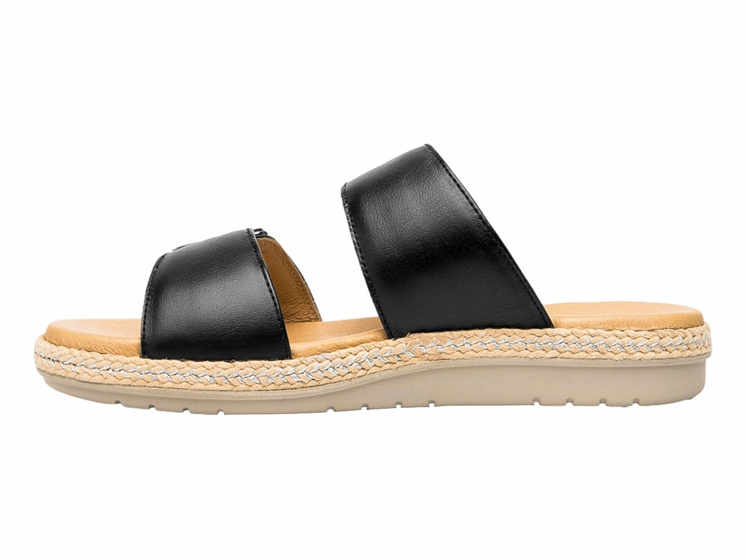 Sandalia Flexi de cuero negro con dos correas ajustables y suela con detalle de cuerda beige.