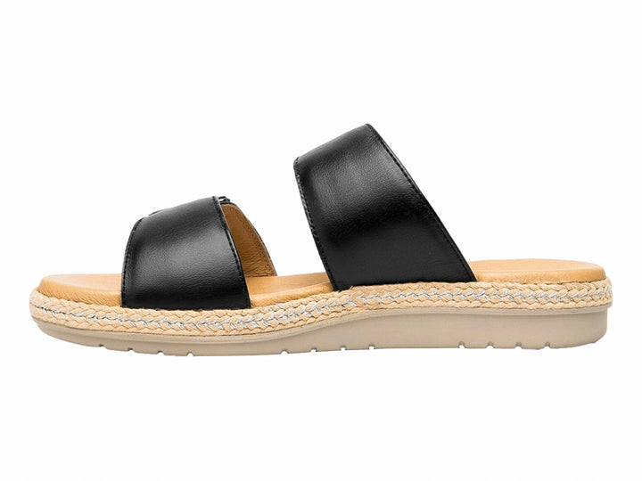 Sandalia Flexi de cuero negro con dos correas ajustables y suela con detalle de cuerda beige.