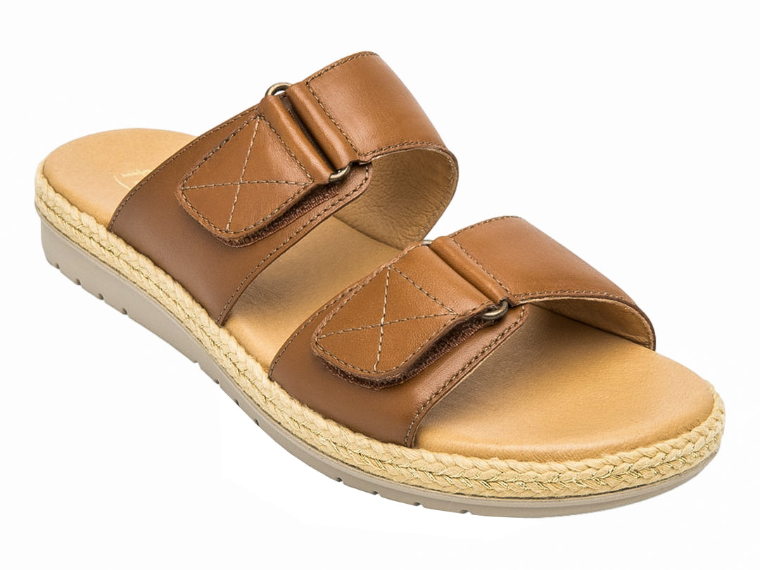 Sandalias Flexi color tan para mujer con dos correas ajustables y suela texturizada.