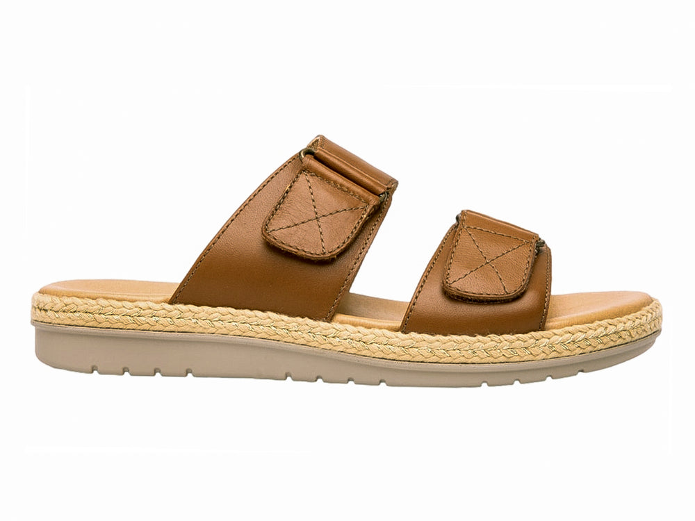 Sandalias Flexi color tan para mujer con dos correas ajustables y suela texturizada.
