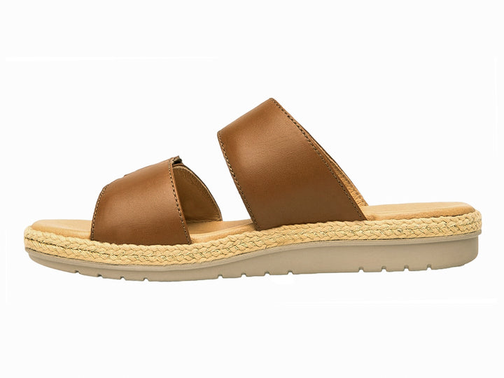 Sandalias Flexi color tan para mujer con dos correas ajustables y suela texturizada.