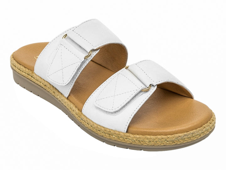 Sandalias blancas de cuero con suela de esparto y plantillas color beige.