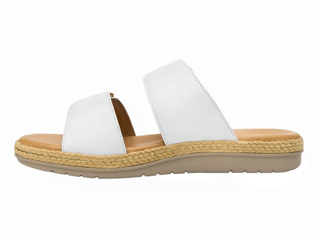 Sandalias blancas de cuero con suela de esparto y plantillas color beige.