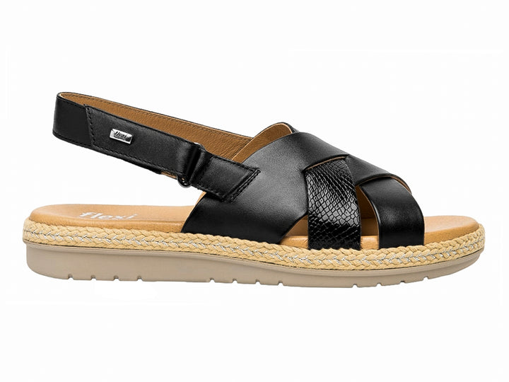 Sandalia Flexi negra con tiras cruzadas y suela de yute color beige.