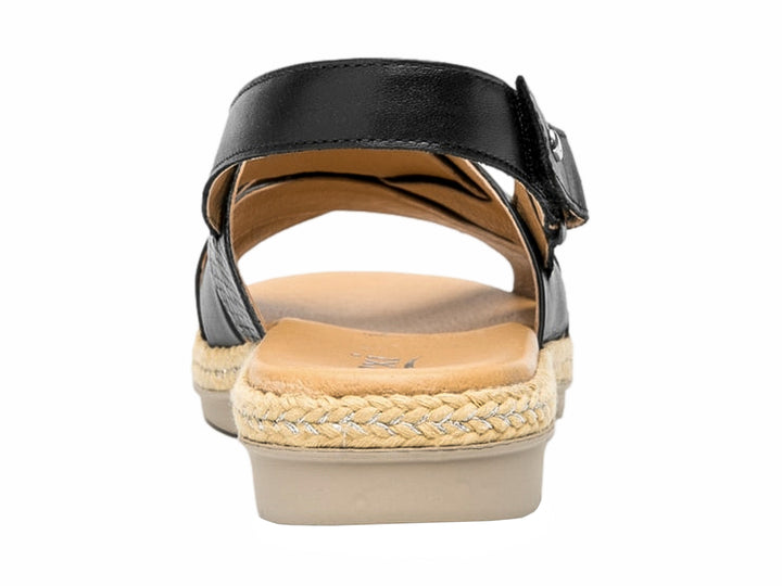 Sandalia Flexi negra con tiras cruzadas y suela de yute color beige.