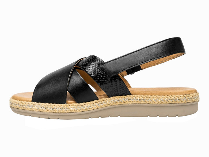 Sandalia Flexi negra con tiras cruzadas y suela de yute color beige.