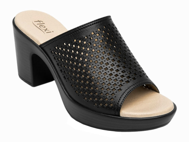 Sandalia negra de cuero con diseño perforado, tacón grueso y plataforma beige.