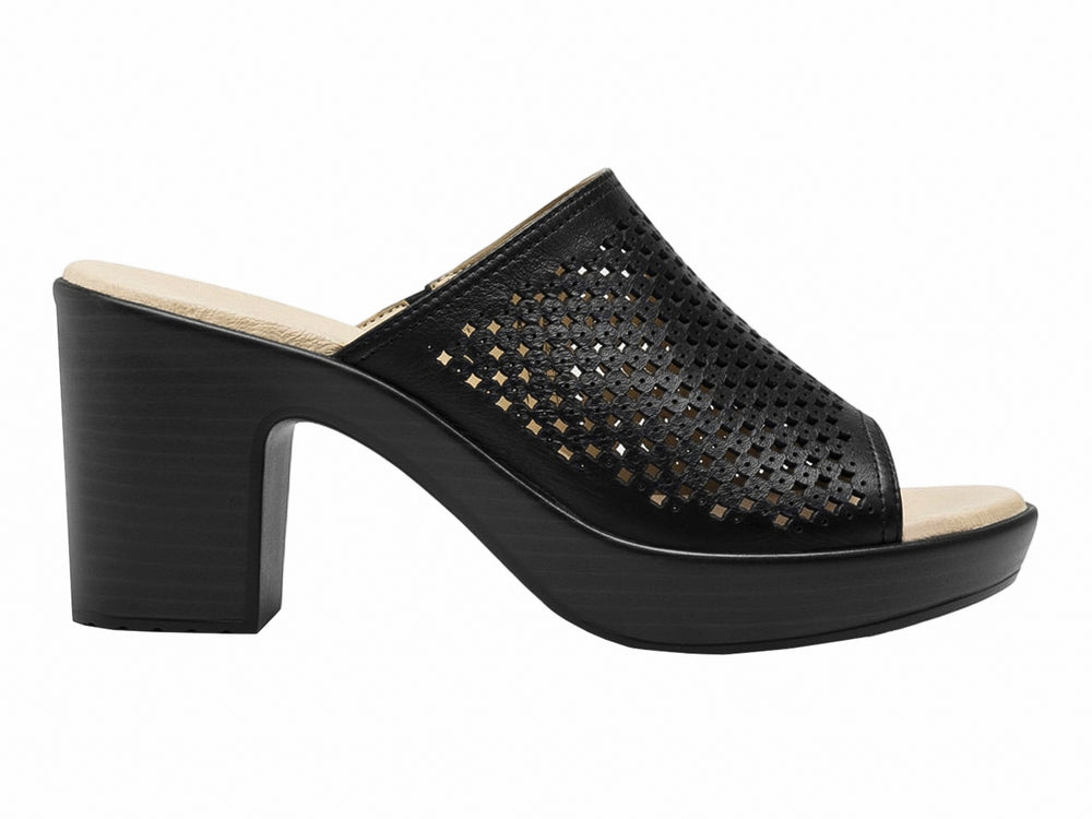 Sandalia negra de cuero con diseño perforado, tacón grueso y plataforma beige.