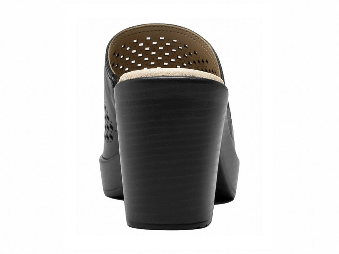 Sandalia negra de cuero con diseño perforado, tacón grueso y plataforma beige.