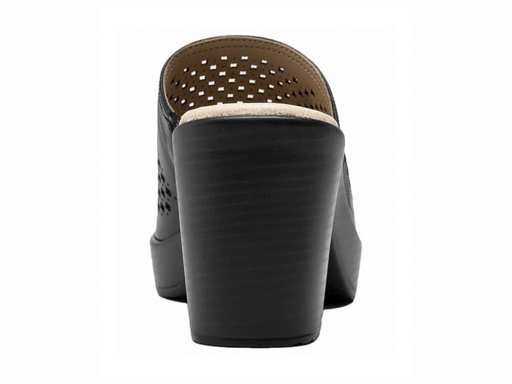 Sandalia negra de cuero con diseño perforado, tacón grueso y plataforma beige.