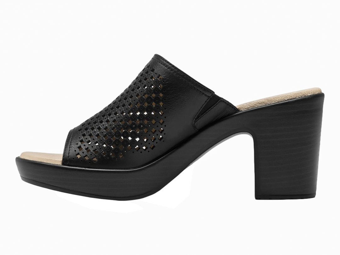 Sandalia negra de cuero con diseño perforado, tacón grueso y plataforma beige.