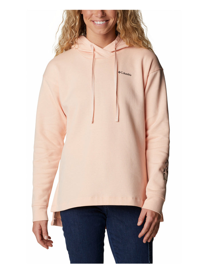 Sudadera con capucha color durazno de la marca Columbia con logotipo en el pecho y gráfico en la manga.