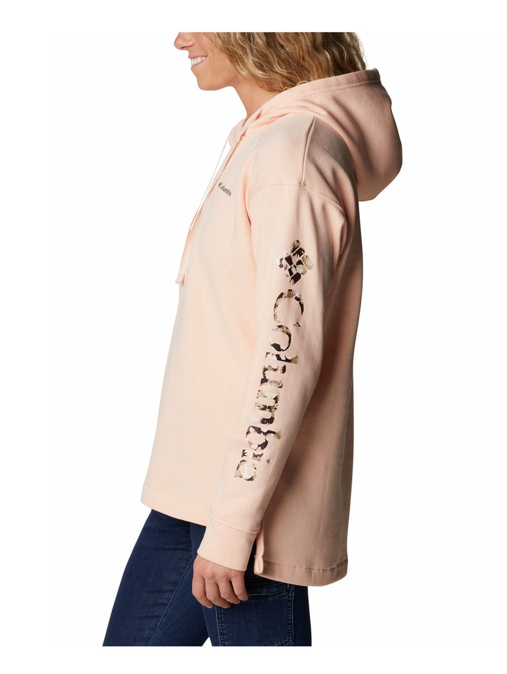 Sudadera con capucha color durazno de la marca Columbia con logotipo en el pecho y gráfico en la manga.