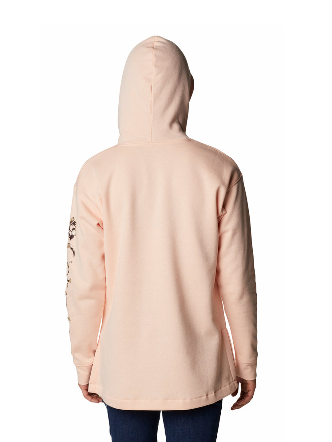 Sudadera con capucha color durazno de la marca Columbia con logotipo en el pecho y gráfico en la manga.