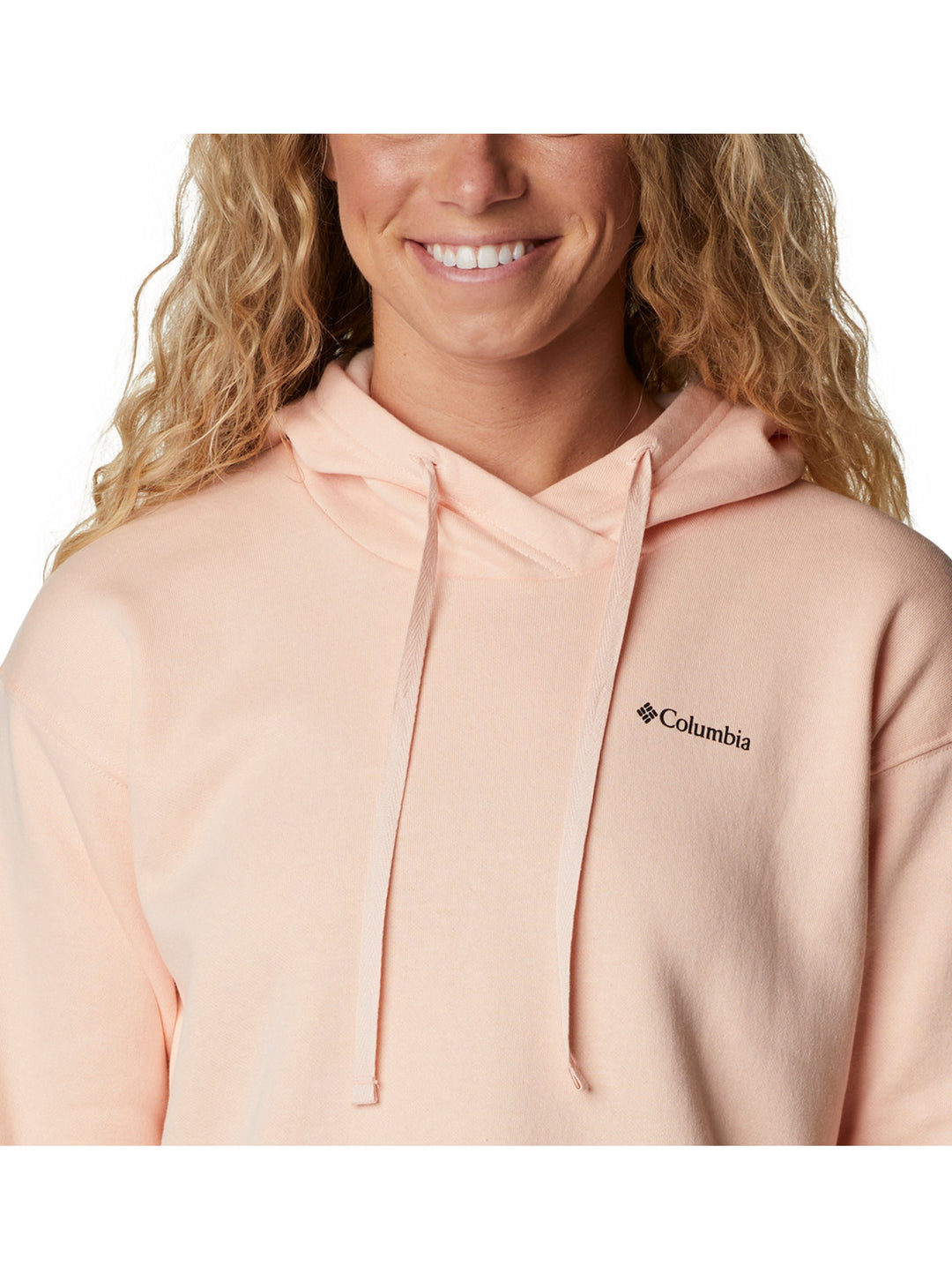 Sudadera con capucha color durazno de la marca Columbia con logotipo en el pecho y gráfico en la manga.