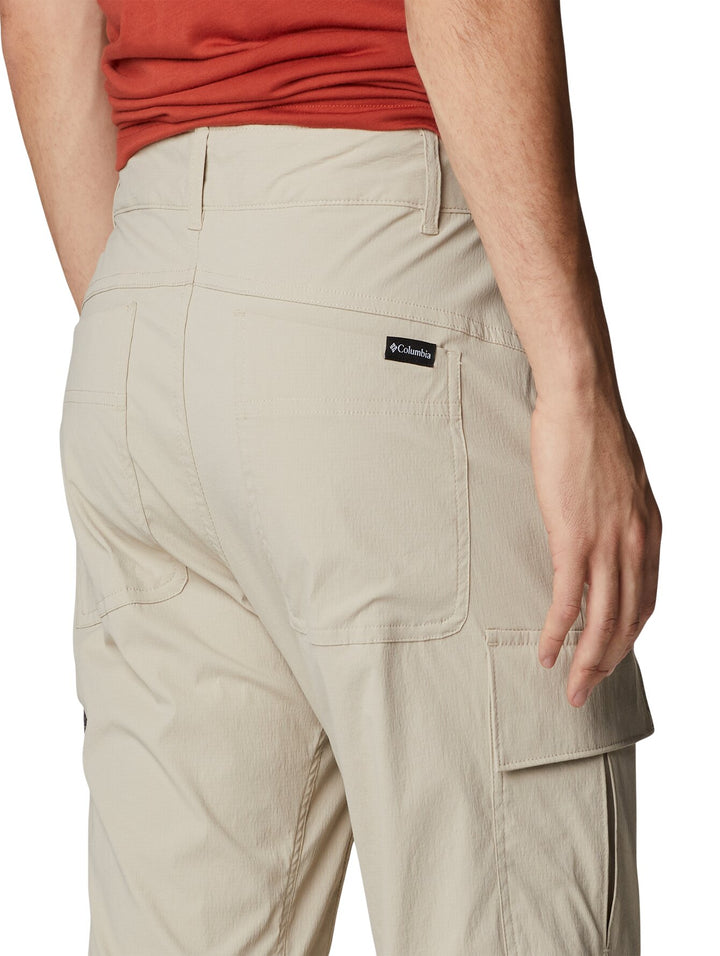 Pantalones convertibles color beige para hombre de la marca Columbia.