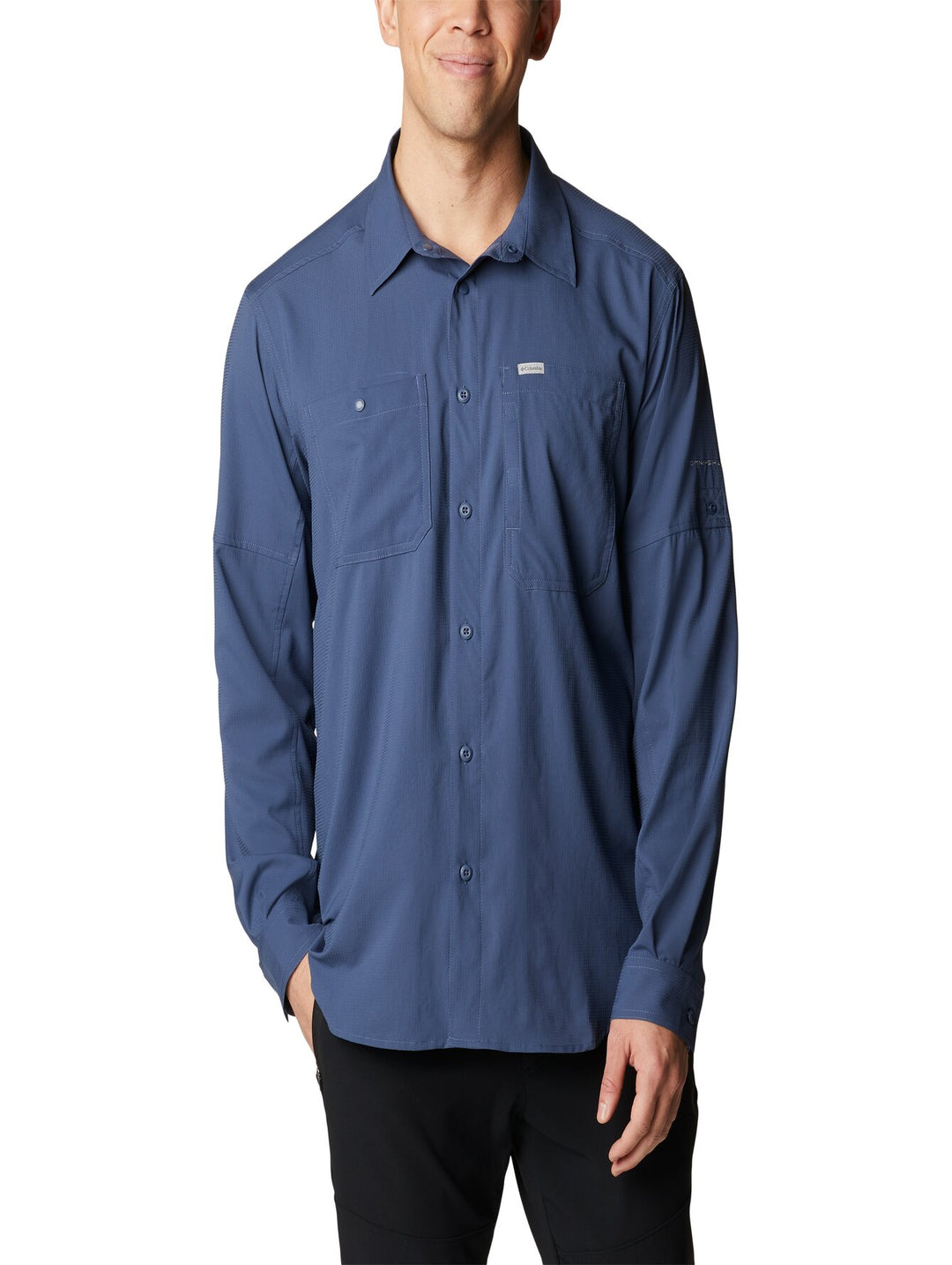 Camisa Columbia de manga larga en color azul oscuro con cuello y botones frontales.