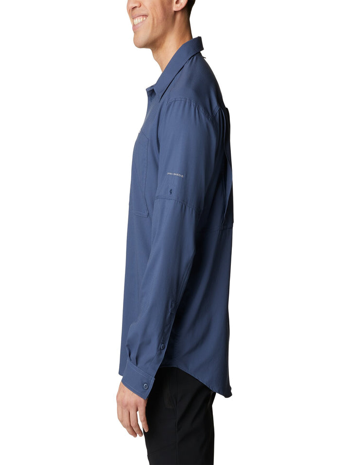 Camisa Columbia de manga larga en color azul oscuro con cuello y botones frontales.