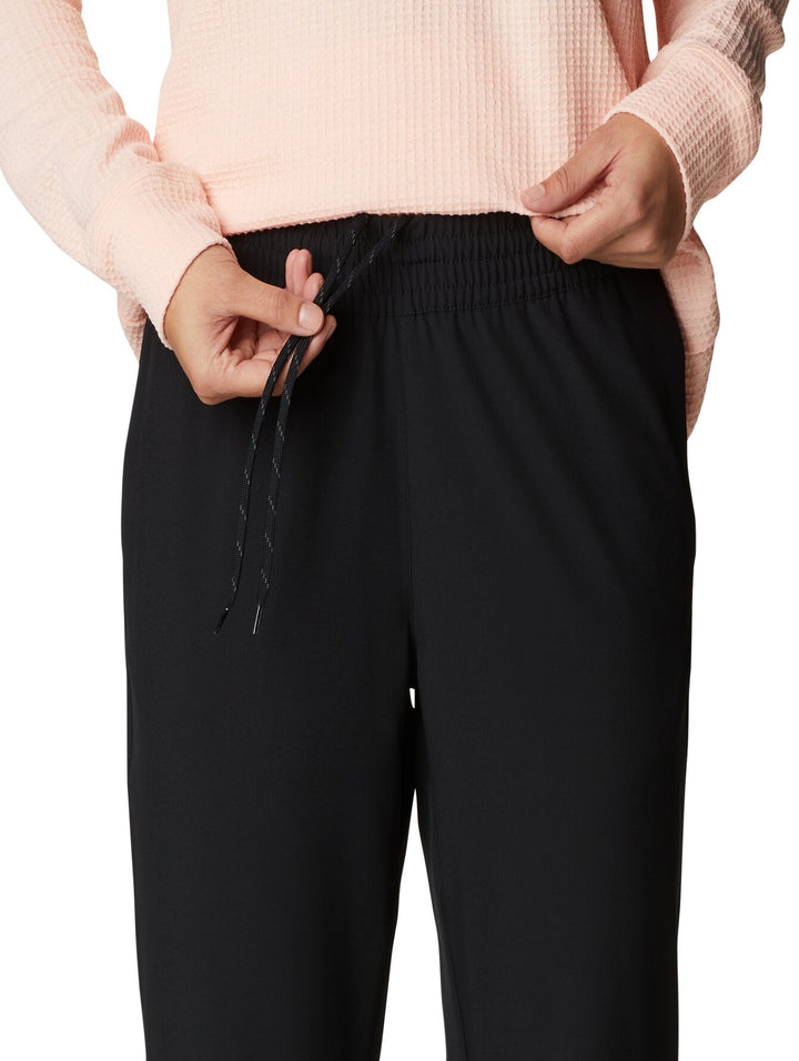 Pantalones Columbia Hike en color negro, diseño ajustado para actividades al aire libre.
