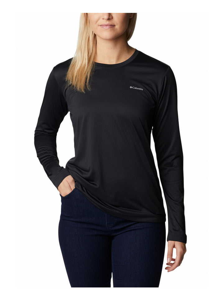 Mujer vistiendo una camiseta deportiva de manga larga color negro marca Columbia con cuello redondo.