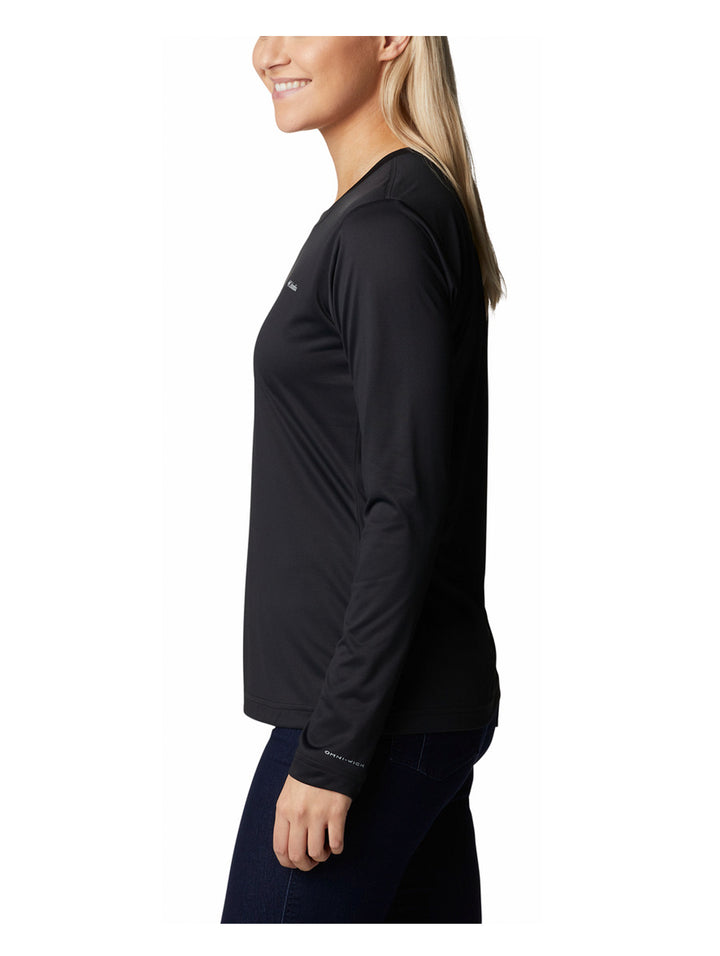 Mujer vistiendo una camiseta deportiva de manga larga color negro marca Columbia con cuello redondo.