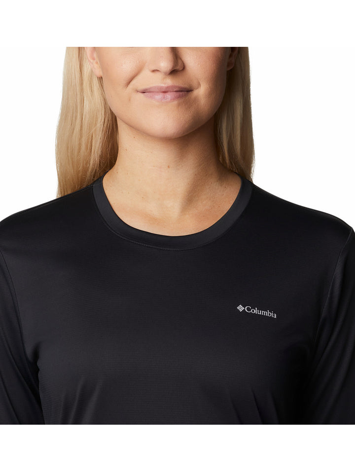 Mujer vistiendo una camiseta deportiva de manga larga color negro marca Columbia con cuello redondo.