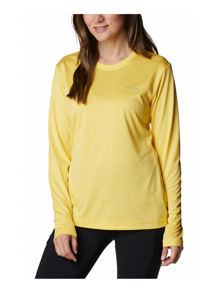 Mujer vistiendo una camiseta deportiva de manga larga color amarillo brillante.