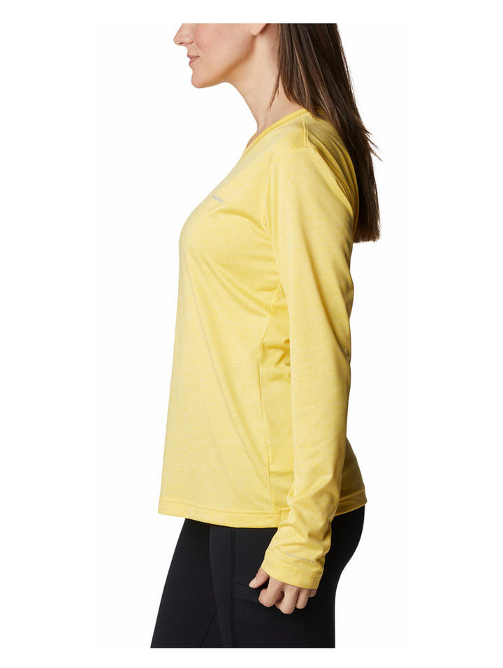 Mujer vistiendo una camiseta deportiva de manga larga color amarillo brillante.