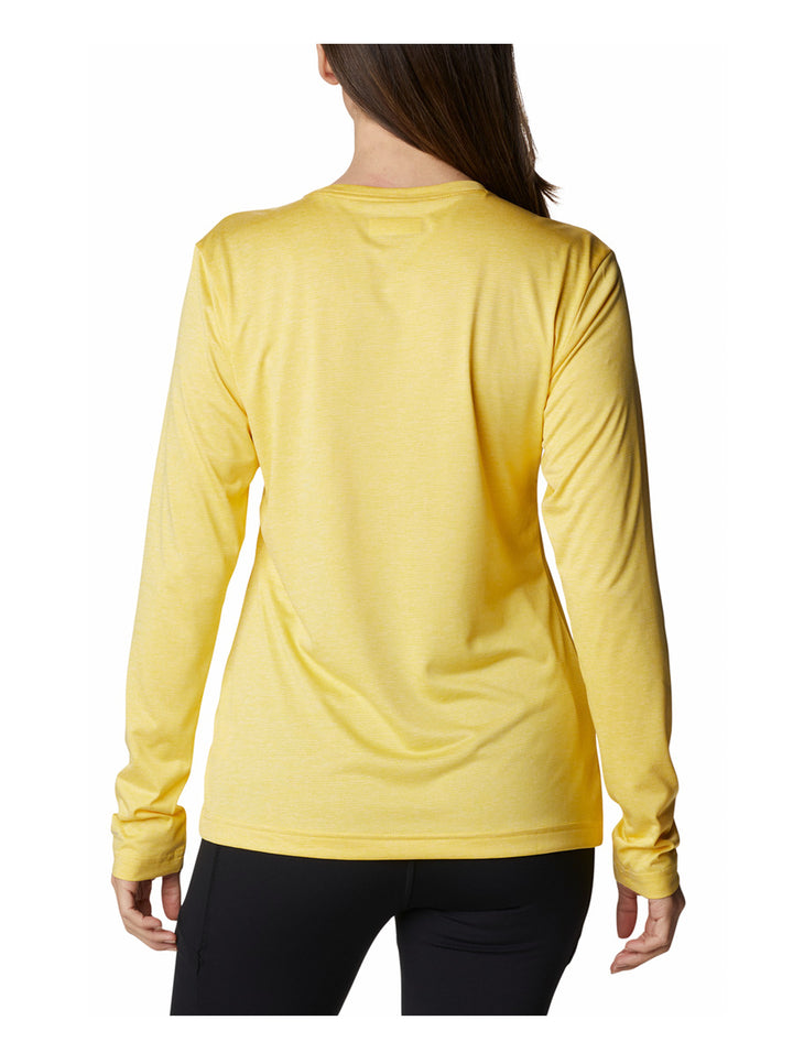 Mujer vistiendo una camiseta deportiva de manga larga color amarillo brillante.