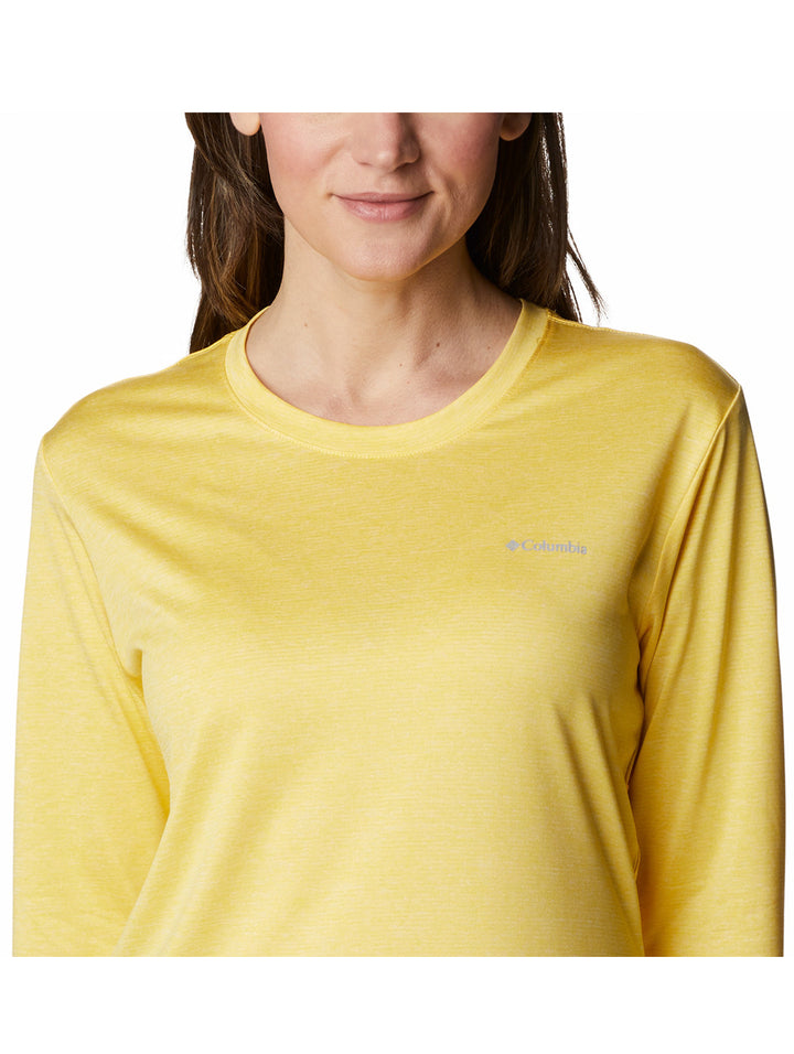 Mujer vistiendo una camiseta deportiva de manga larga color amarillo brillante.