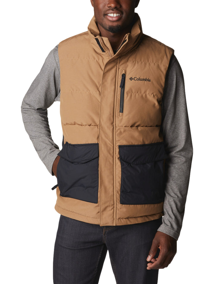 Chaleco Columbia color marrón con bolsillos frontales negros.