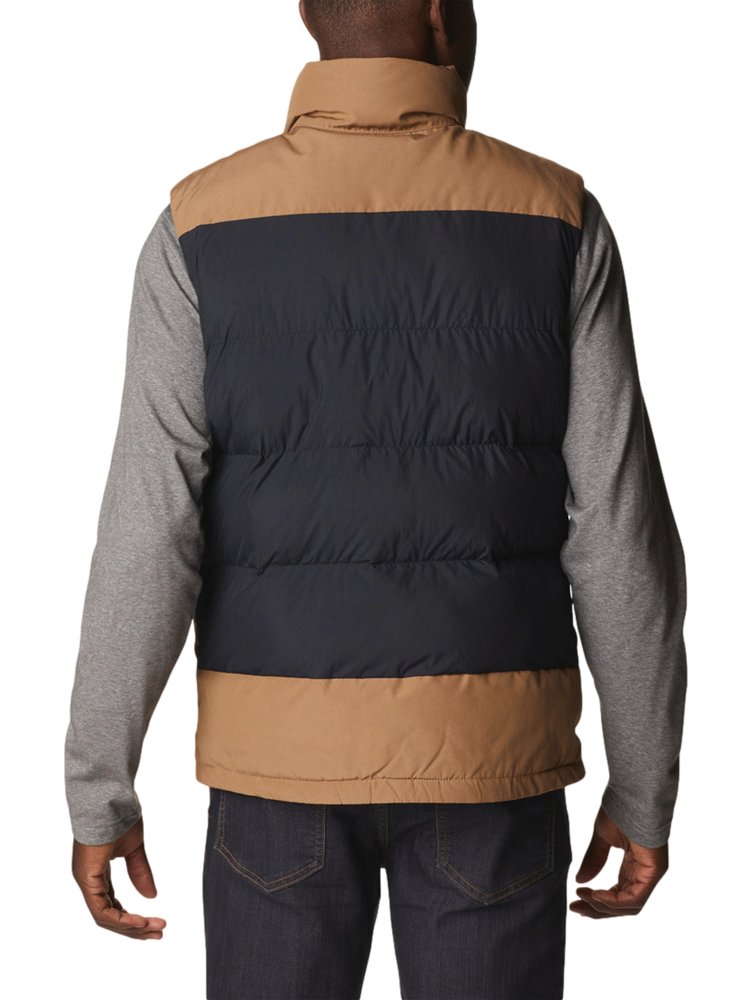 Chaleco Columbia color marrón con bolsillos frontales negros.
