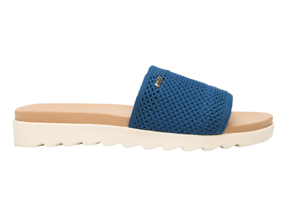 Sandalia Flexi para mujer con banda de tejido azul, plantilla beige y suela blanca.