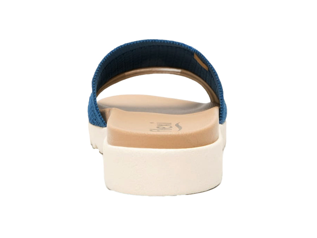 Sandalia Flexi para mujer con banda de tejido azul, plantilla beige y suela blanca.