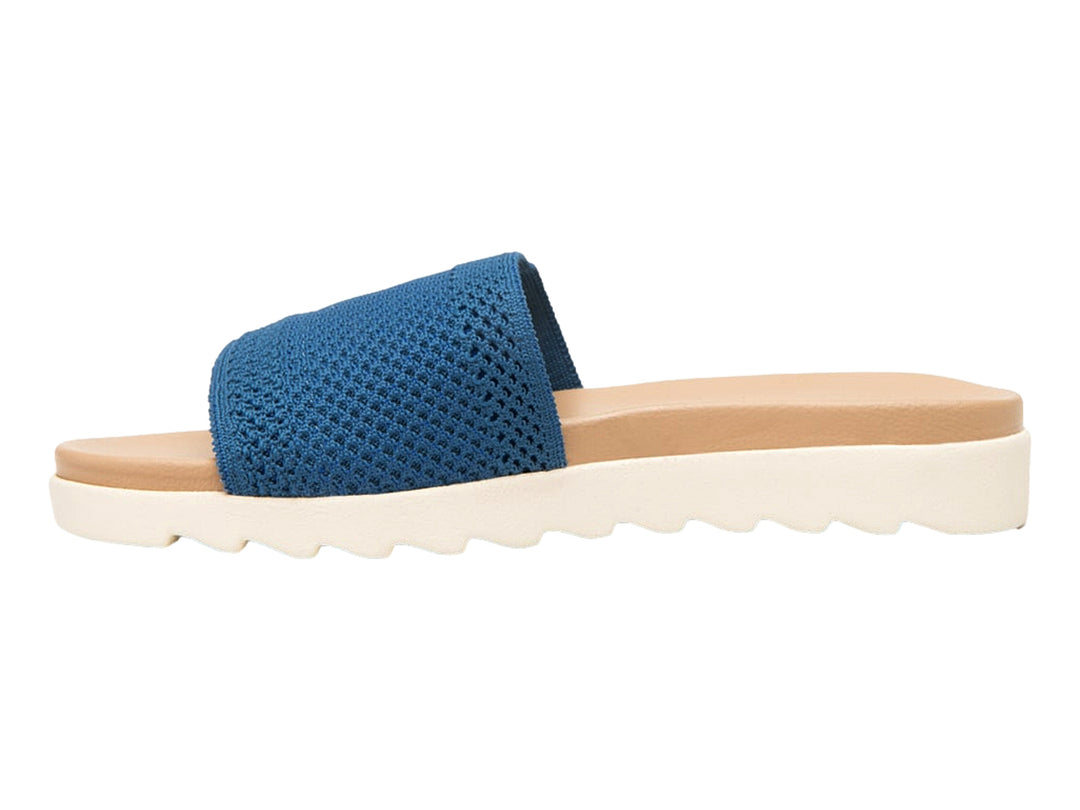 Sandalia Flexi para mujer con banda de tejido azul, plantilla beige y suela blanca.