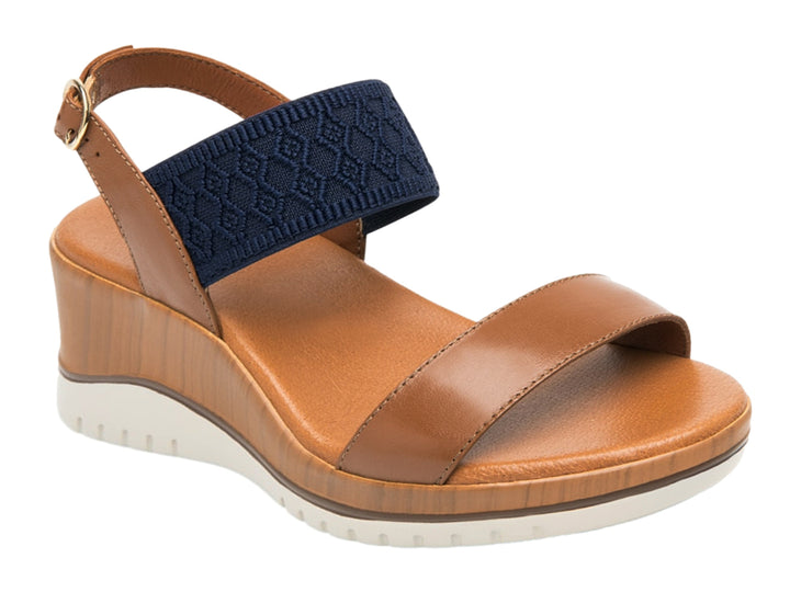 Sandalia de cuña Flexi color tan con correa textil azul marino y suela blanca.