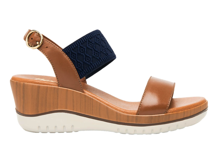 Sandalia de cuña Flexi color tan con correa textil azul marino y suela blanca.