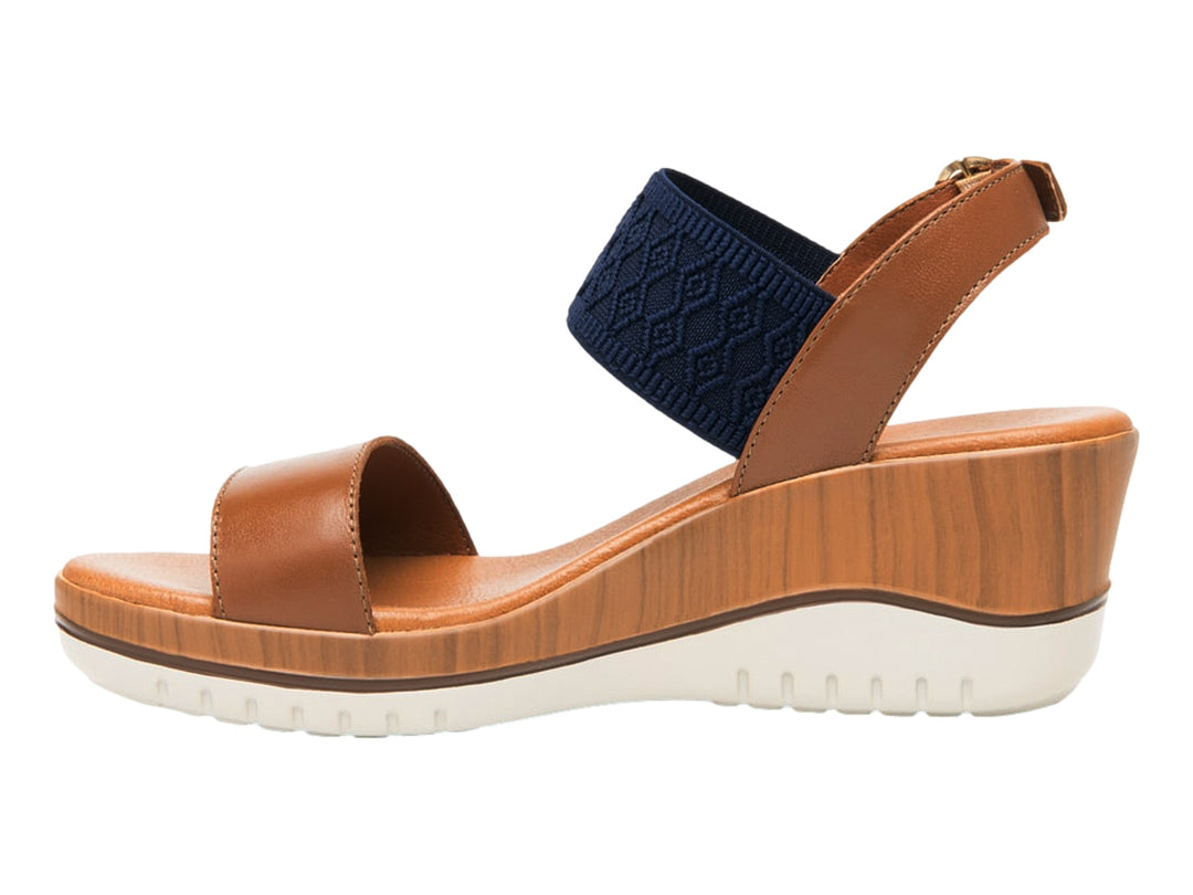 Sandalia de cuña Flexi color tan con correa textil azul marino y suela blanca.