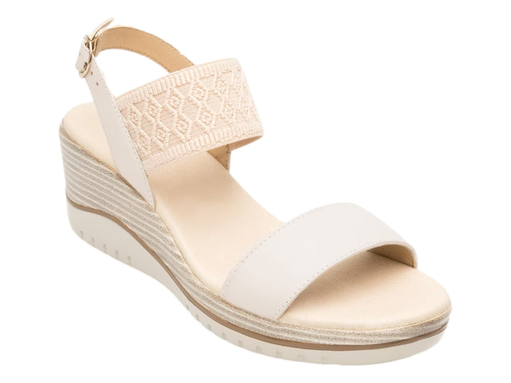 Sandalia blanca de cuña con correa textil tejida y tira frontal lisa.