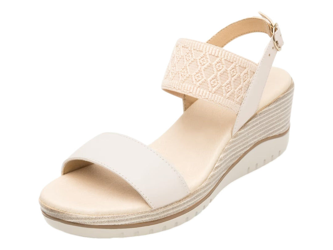 Sandalia blanca de cuña con correa textil tejida y tira frontal lisa.
