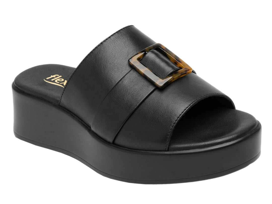 Sandalia Flexi de plataforma color negro con hebilla decorativa en tono carey para mujer.